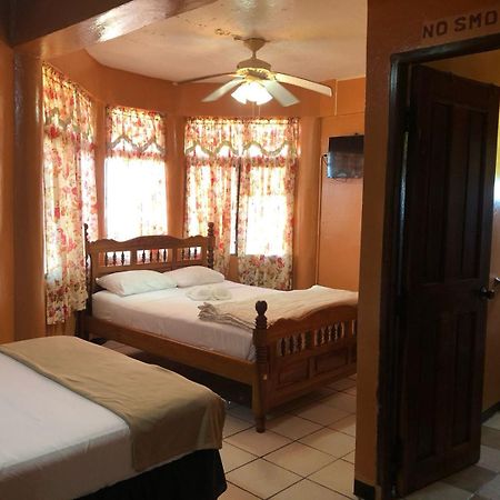 Chaleanor Hotel Dangriga Bagian luar foto
