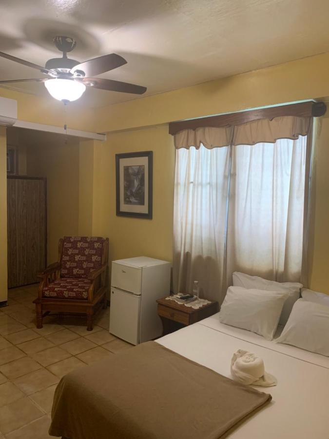 Chaleanor Hotel Dangriga Bagian luar foto