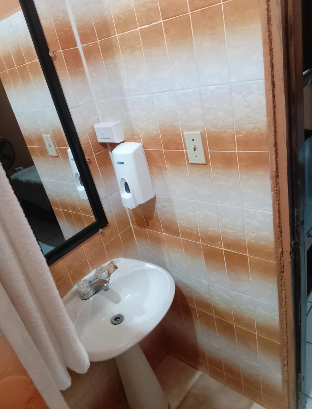Chaleanor Hotel Dangriga Bagian luar foto