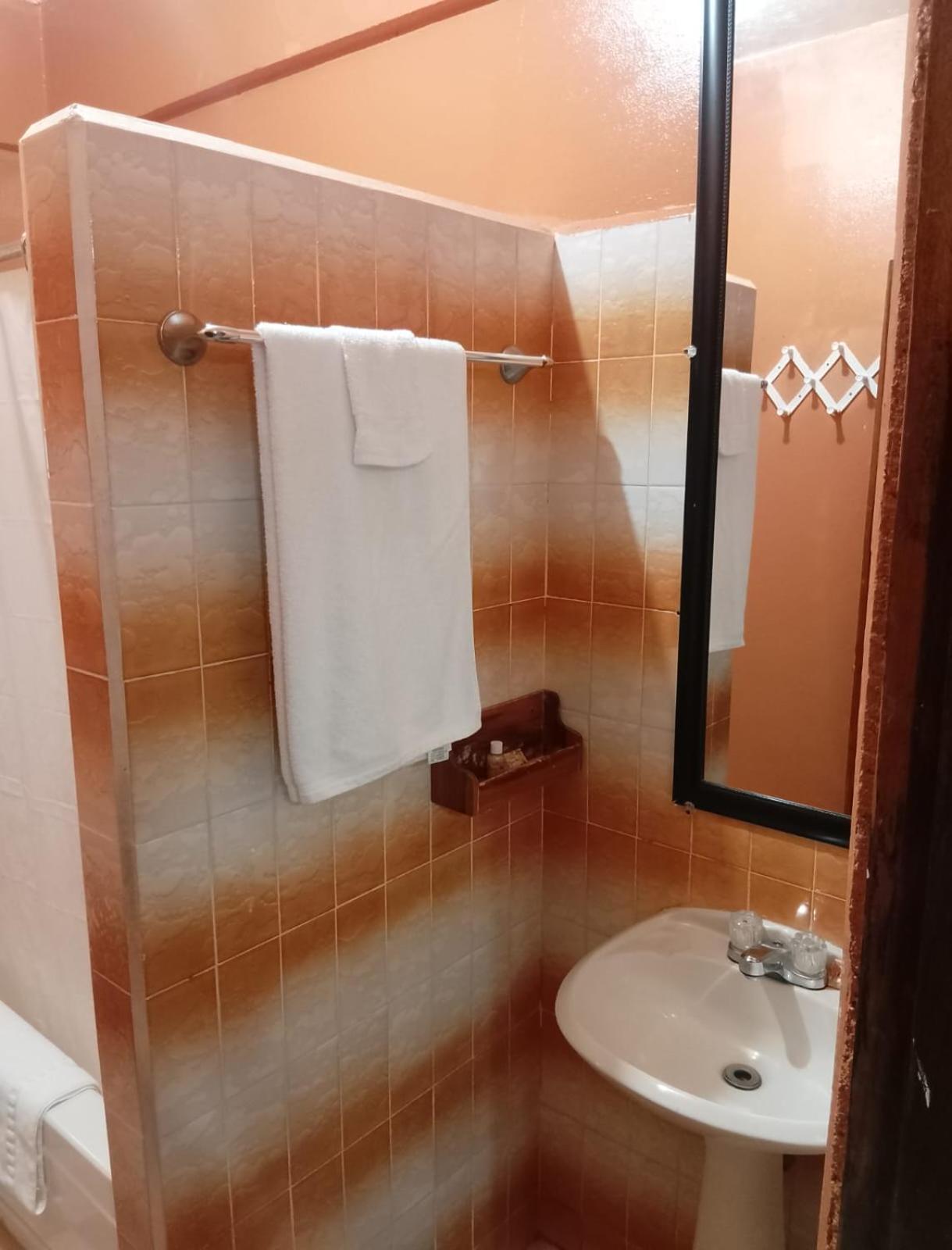 Chaleanor Hotel Dangriga Bagian luar foto