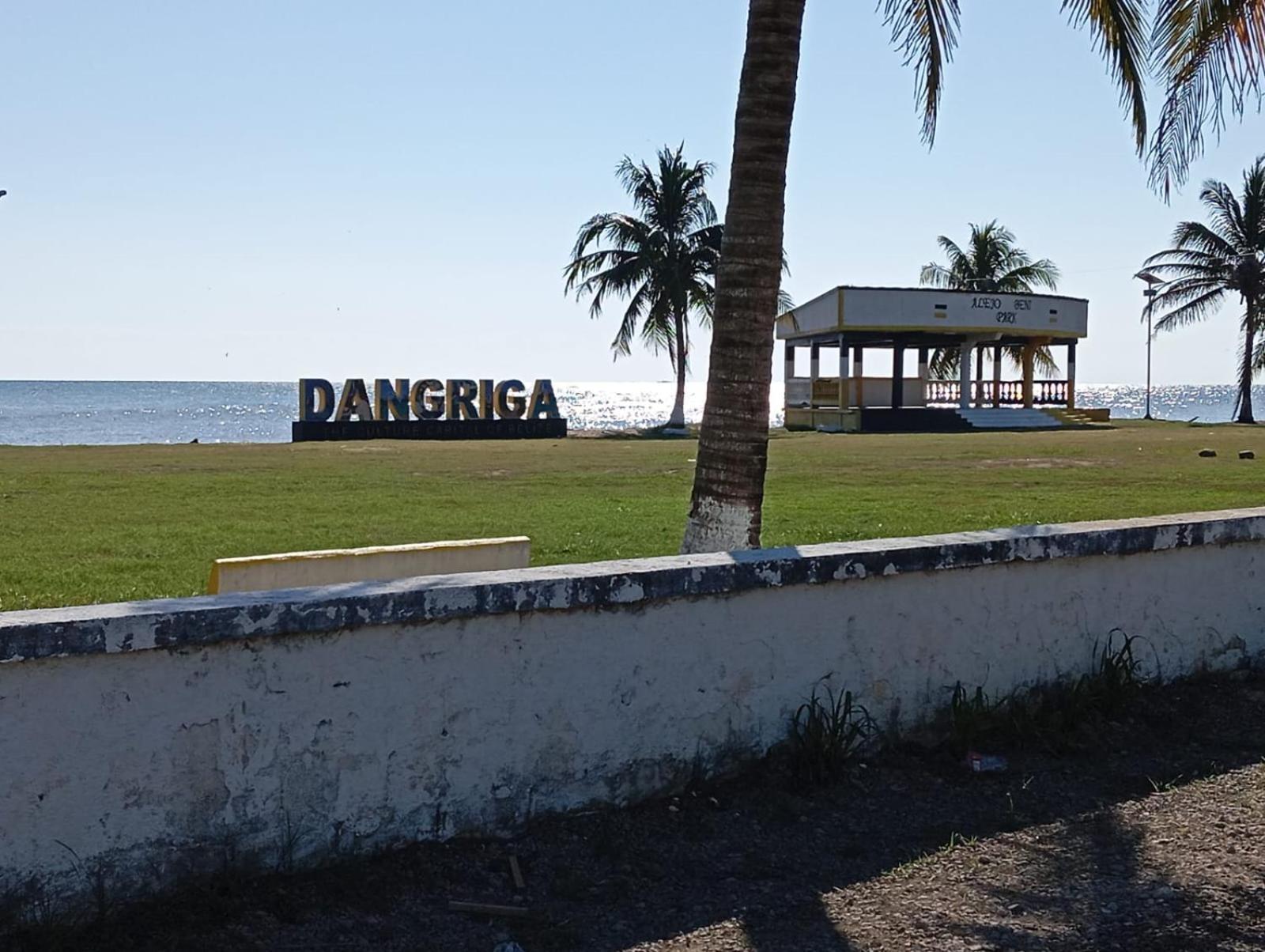 Chaleanor Hotel Dangriga Bagian luar foto