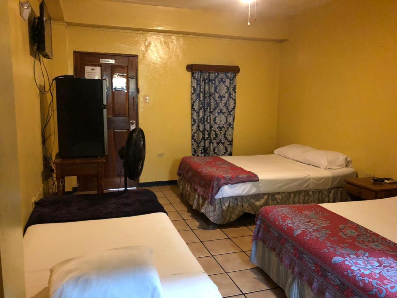Chaleanor Hotel Dangriga Bagian luar foto