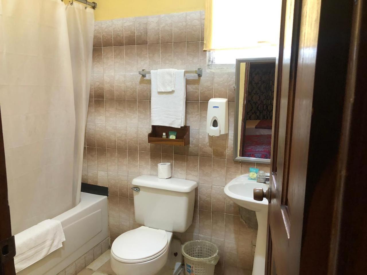 Chaleanor Hotel Dangriga Bagian luar foto