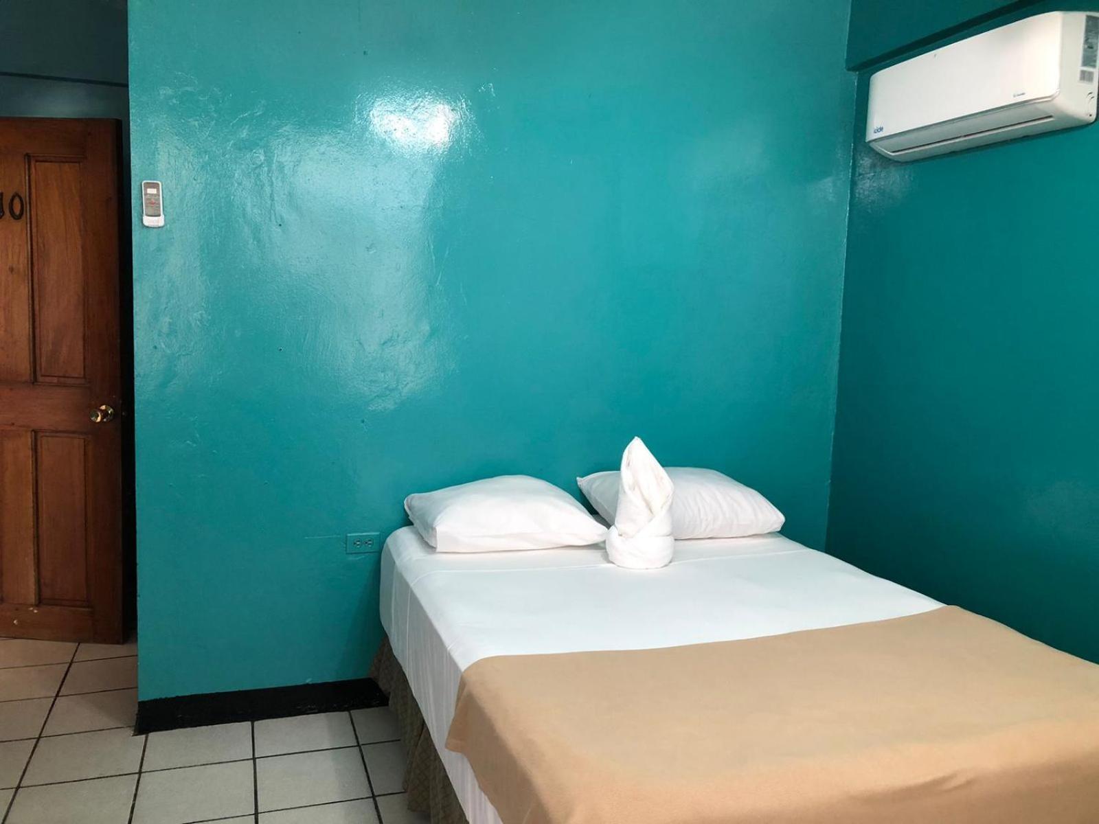 Chaleanor Hotel Dangriga Bagian luar foto