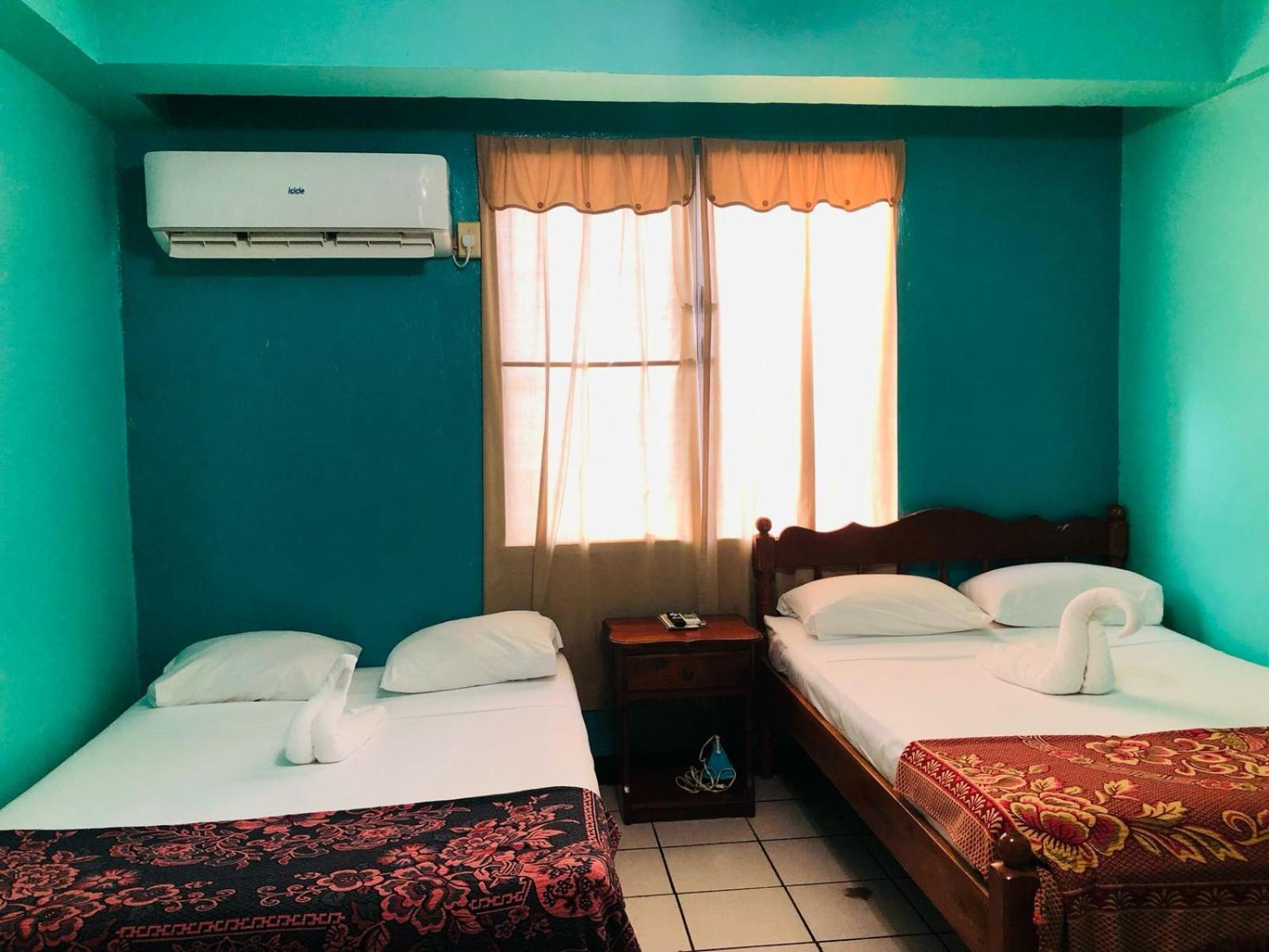 Chaleanor Hotel Dangriga Bagian luar foto