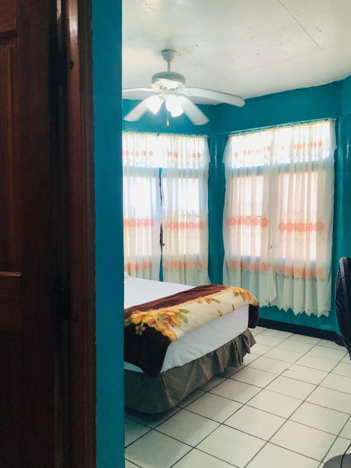 Chaleanor Hotel Dangriga Bagian luar foto